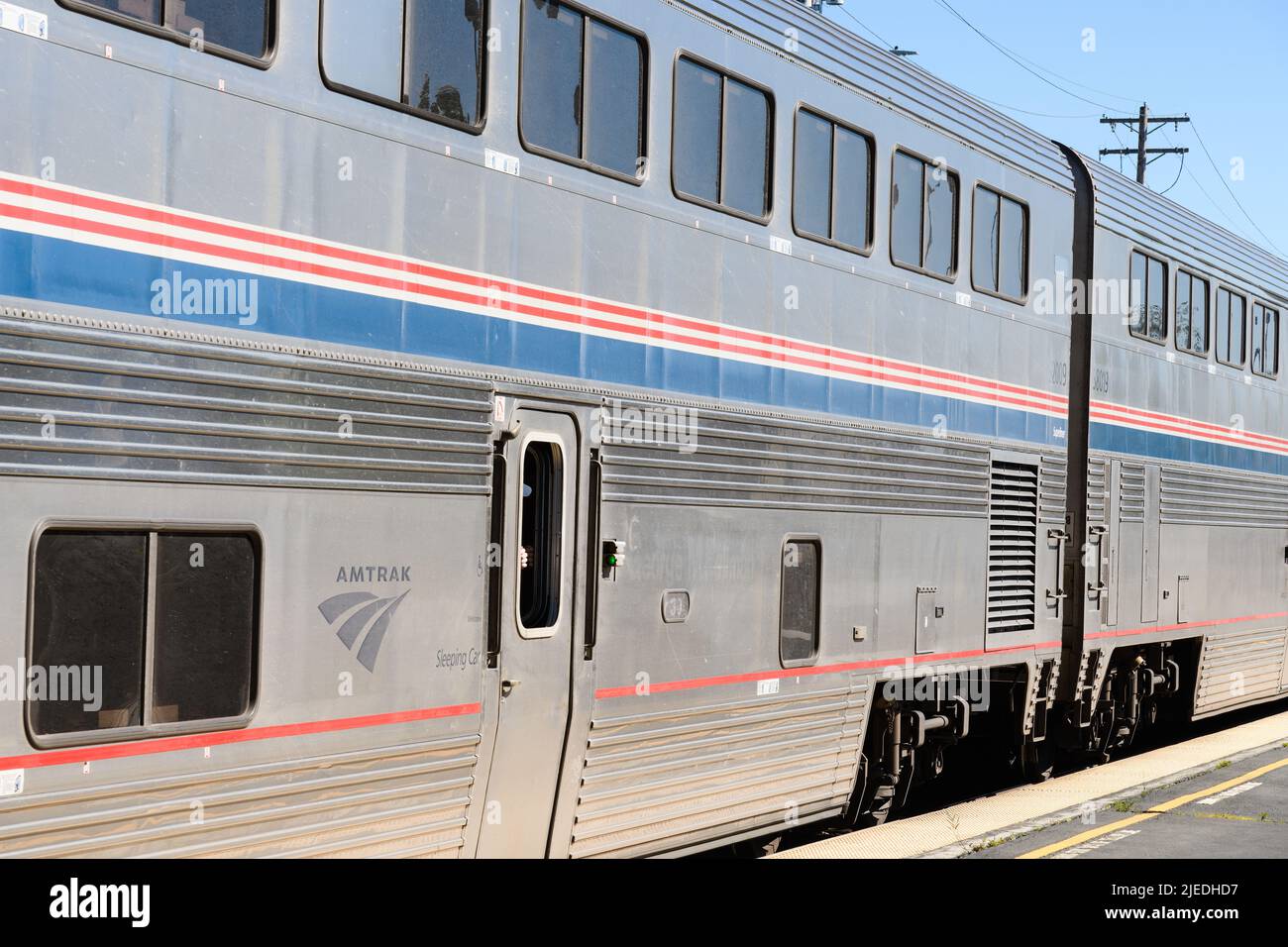 Edmonds, WA, Etats-Unis - 24 juin 2022 ; train de voyageurs Amtrak, véhicule endormi à côté de la plate-forme à Edmonds, Washington Banque D'Images