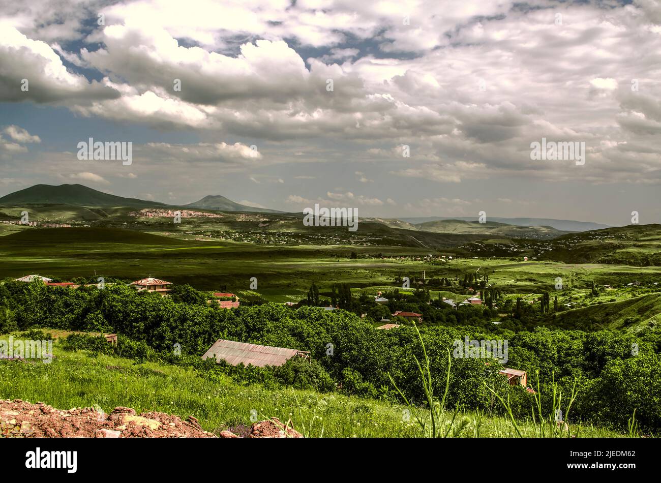 Des nuages qui se profilent dans le ciel bleu ensoleillé au-dessus des villages des hauts plateaux de Tekhenik, Karashamb, Lusakert, au pied des monts Geghama à Arme Banque D'Images