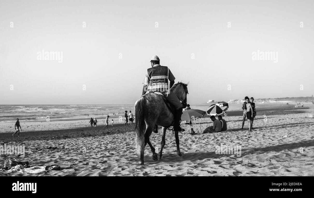 Casablanca, Maroc - 04 juillet 2020 : un officier des forces auxiliaires à cheval sur la plage Banque D'Images