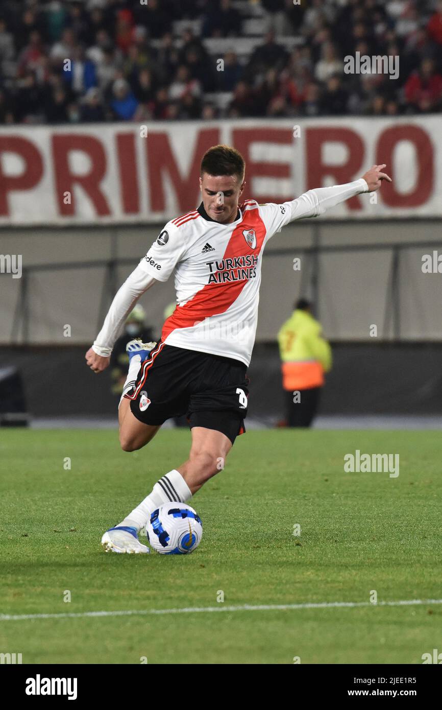 Enzo Fernandez de la plaque de rivière lors d'un match de la Ligue Copa Libertadores entre la rivière et Colo Colo à l'Estadio Monumental. Banque D'Images