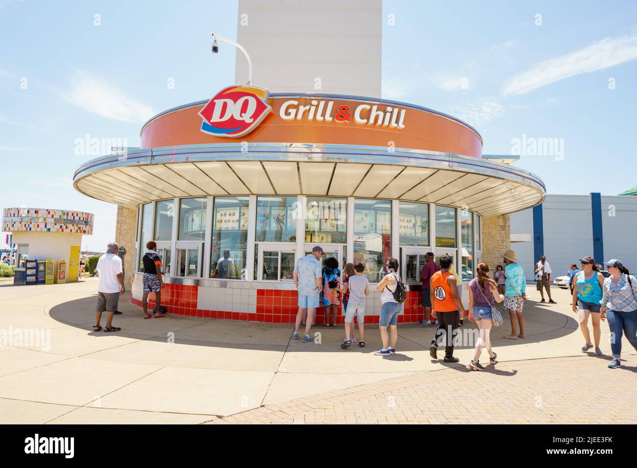 Les touristes qui reçoivent de la restauration rapide au DQ GRill et à Chill sur Virginia Beach Banque D'Images