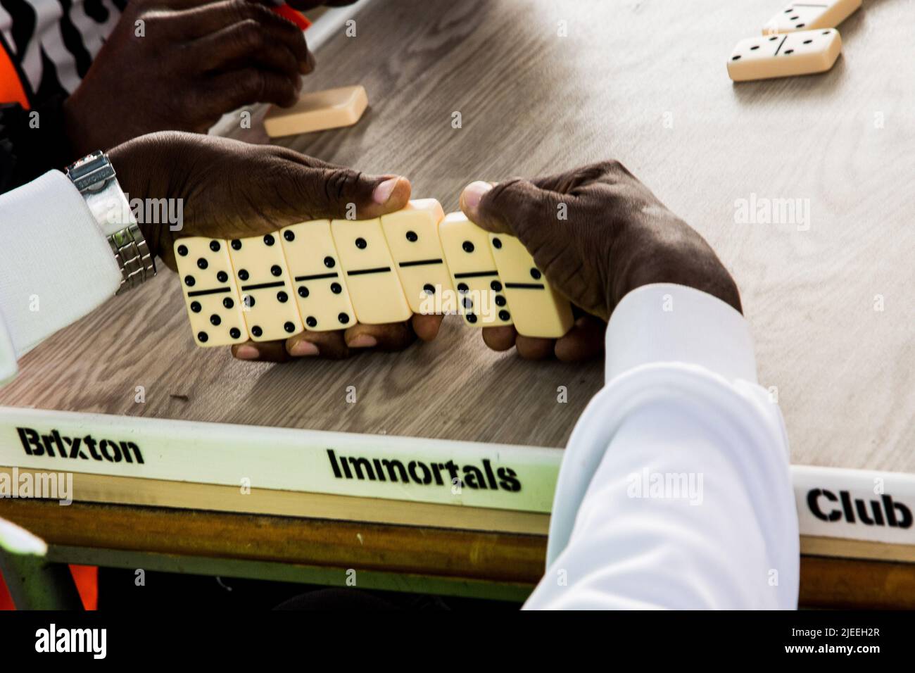 Londres, Royaume-Uni. 25th juin 2022. Les membres du club Dominos de Brixton Immortels jouent des dominos à la place Windrush à Brixton. Les générations de Windrush sont des immigrants des Caraïbes et leurs descendants qui sont venus sur les côtes de la Grande-Bretagne le 22 juin le jour où HMT Empire Windrush est arrivé aux docks de Tilbury en 1948. Crédit : SOPA Images Limited/Alamy Live News Banque D'Images