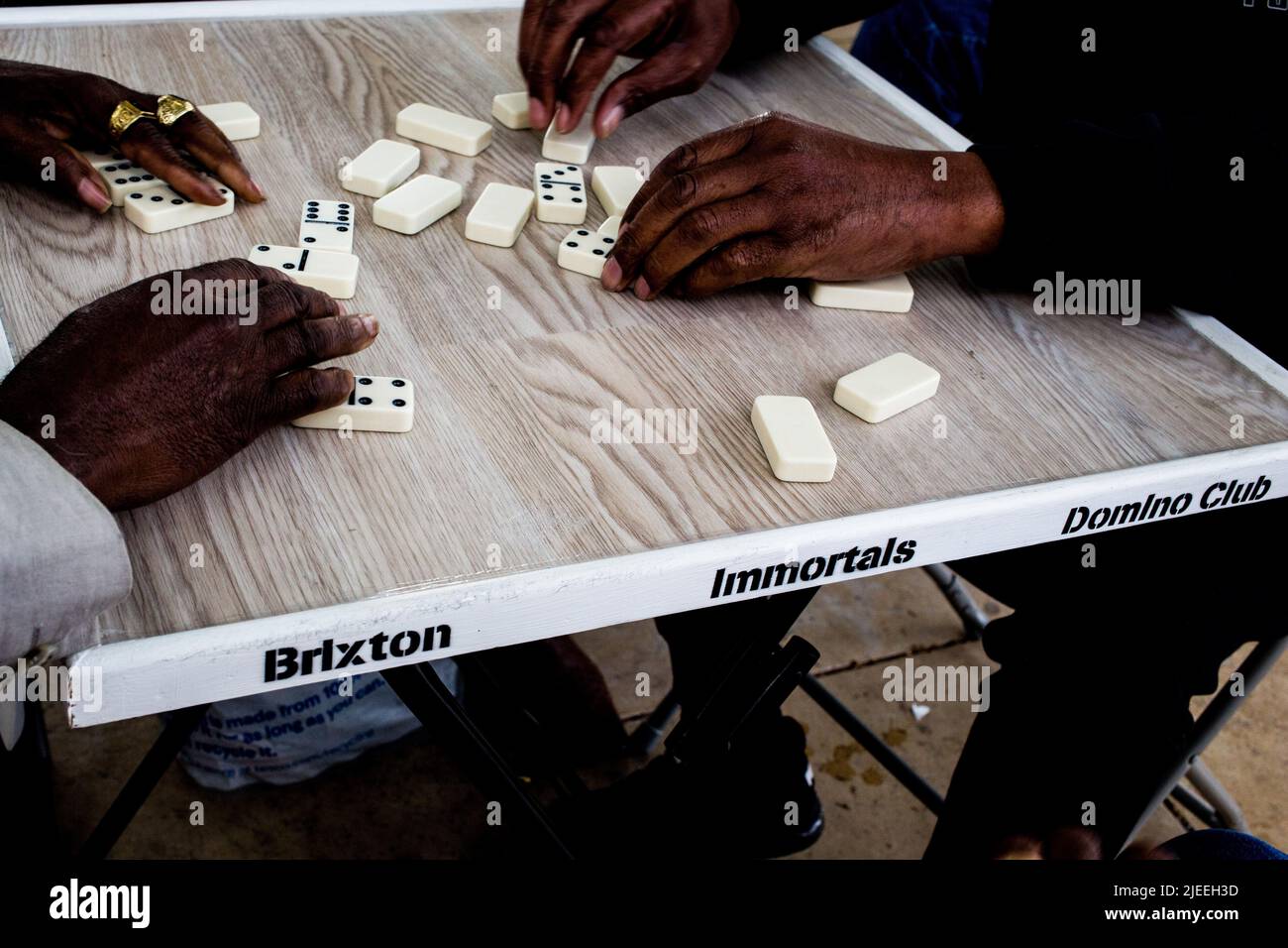 Londres, Royaume-Uni. 25th juin 2022. Les membres du club Dominos de Brixton Immortels jouent des dominos à la place Windrush à Brixton. Les générations de Windrush sont des immigrants des Caraïbes et leurs descendants qui sont venus sur les côtes de la Grande-Bretagne le 22 juin le jour où HMT Empire Windrush est arrivé aux docks de Tilbury en 1948. Crédit : SOPA Images Limited/Alamy Live News Banque D'Images