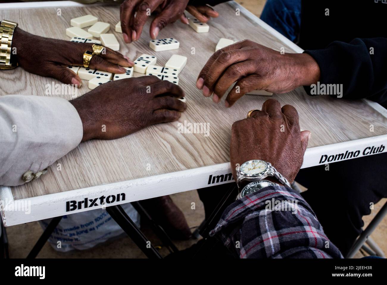 Londres, Royaume-Uni. 25th juin 2022. Les membres du club Dominos de Brixton Immortels jouent des dominos à la place Windrush à Brixton. Les générations de Windrush sont des immigrants des Caraïbes et leurs descendants qui sont venus sur les côtes de la Grande-Bretagne le 22 juin le jour où HMT Empire Windrush est arrivé aux docks de Tilbury en 1948. Crédit : SOPA Images Limited/Alamy Live News Banque D'Images