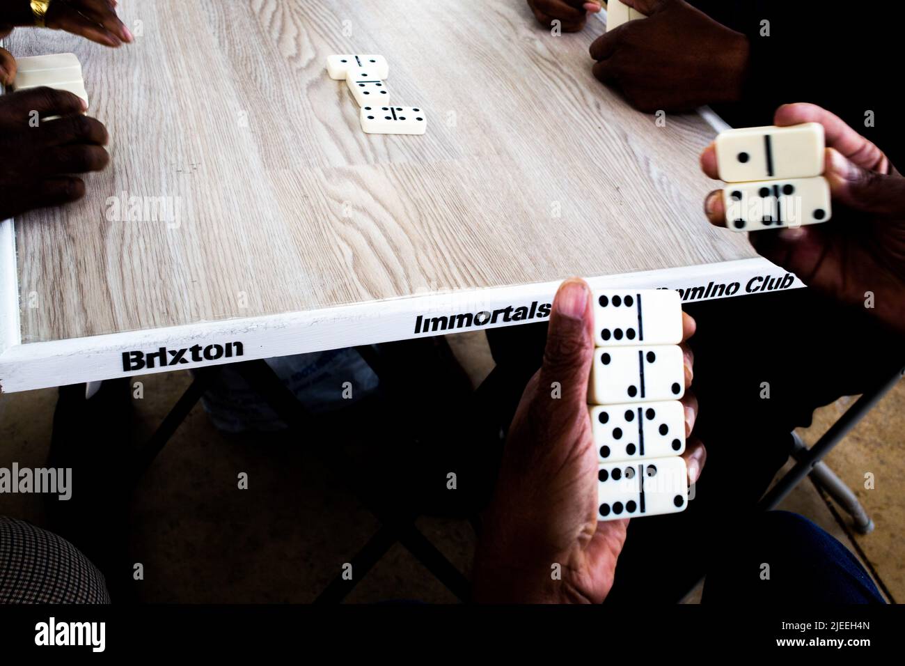 Londres, Royaume-Uni. 25th juin 2022. Les membres du club Dominos de Brixton Immortels jouent des dominos à la place Windrush à Brixton. Les générations de Windrush sont des immigrants des Caraïbes et leurs descendants qui sont venus sur les côtes de la Grande-Bretagne le 22 juin le jour où HMT Empire Windrush est arrivé aux docks de Tilbury en 1948. Crédit : SOPA Images Limited/Alamy Live News Banque D'Images