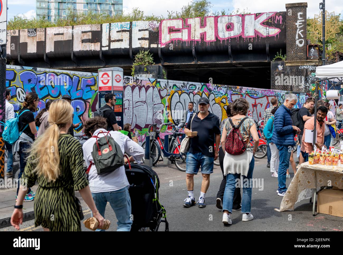 Londres. ROYAUME-UNI-06.26.2022. Une grande foule de touristes et de visiteurs dans le marché de Brick Lane visitant les stands de nourriture de rue. Banque D'Images
