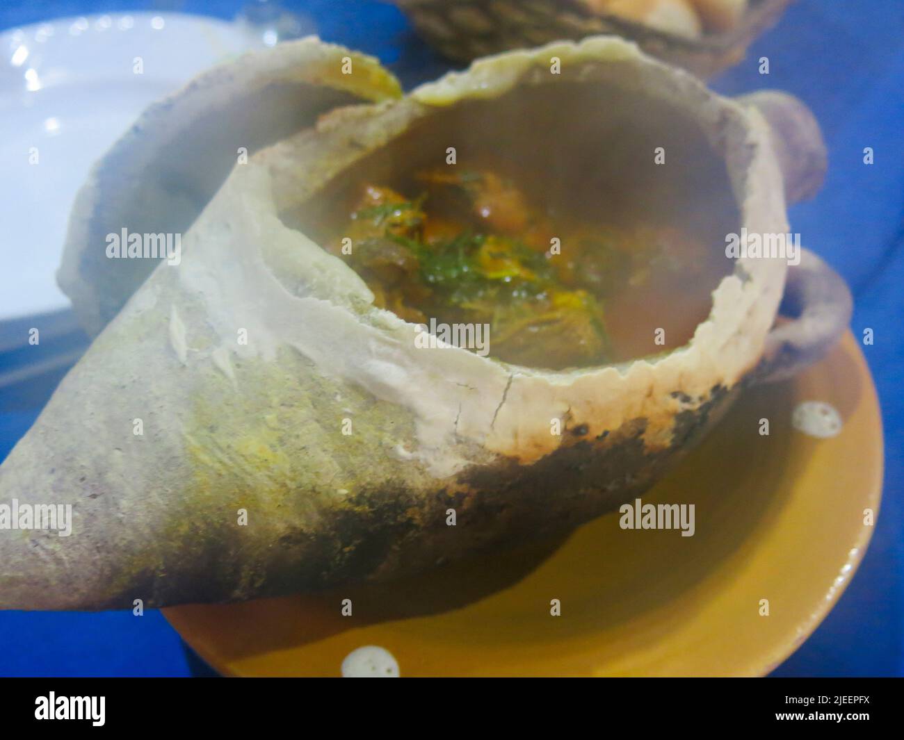 Viande et légumes chauds et copieux cuits dans un pot Banque D'Images