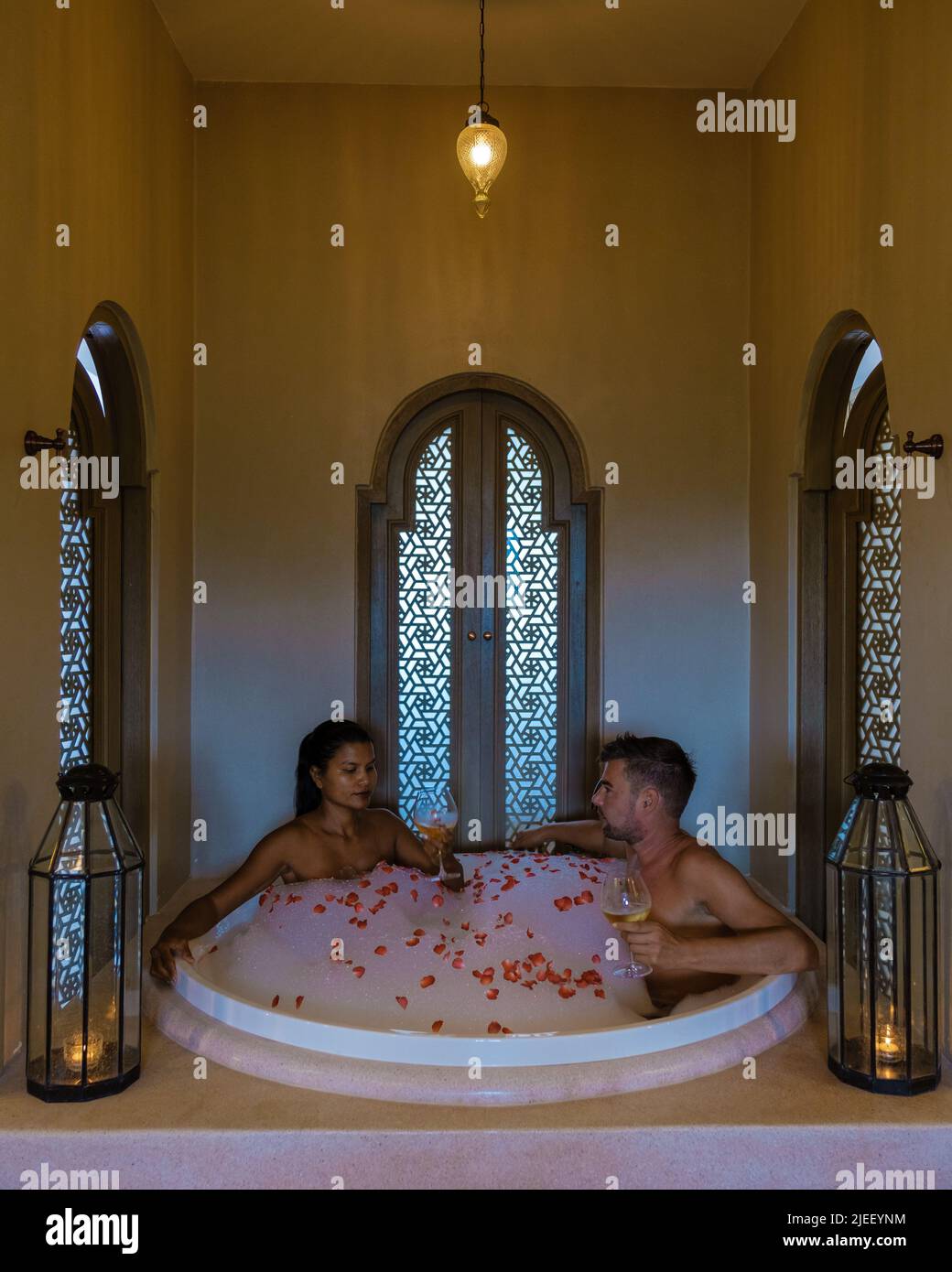 romantique baignoire avec pétales de rose, vacances de luxe dans le jacuzzi, couple hommes et femme dans la baignoire d'un complexe de luxe pendant les vacances Banque D'Images