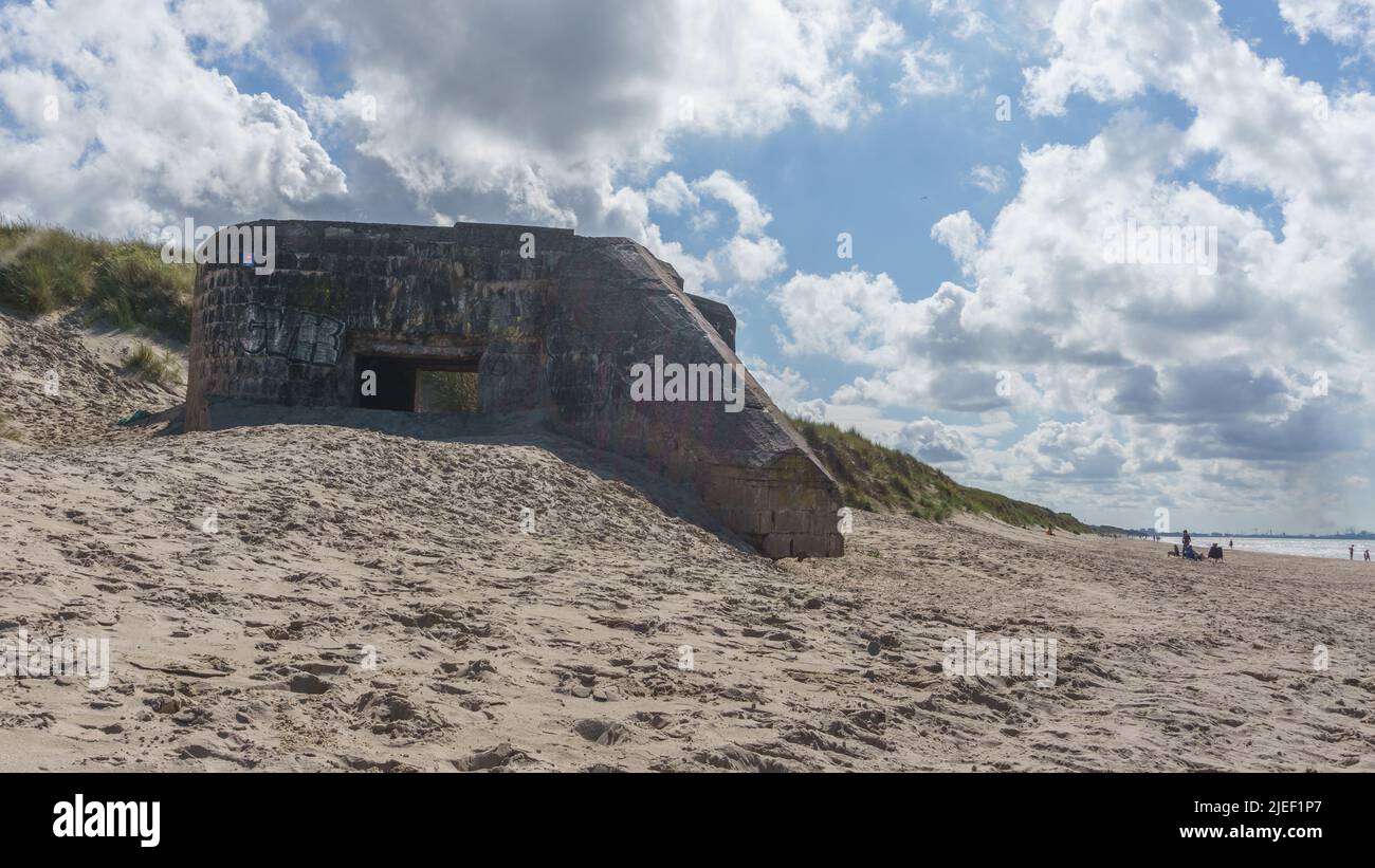 Ruine de bunker sur la côte de la mer du Nord sur la plage avec paysage de dunes près de Dunkerque, Bray-Dunes, France Banque D'Images