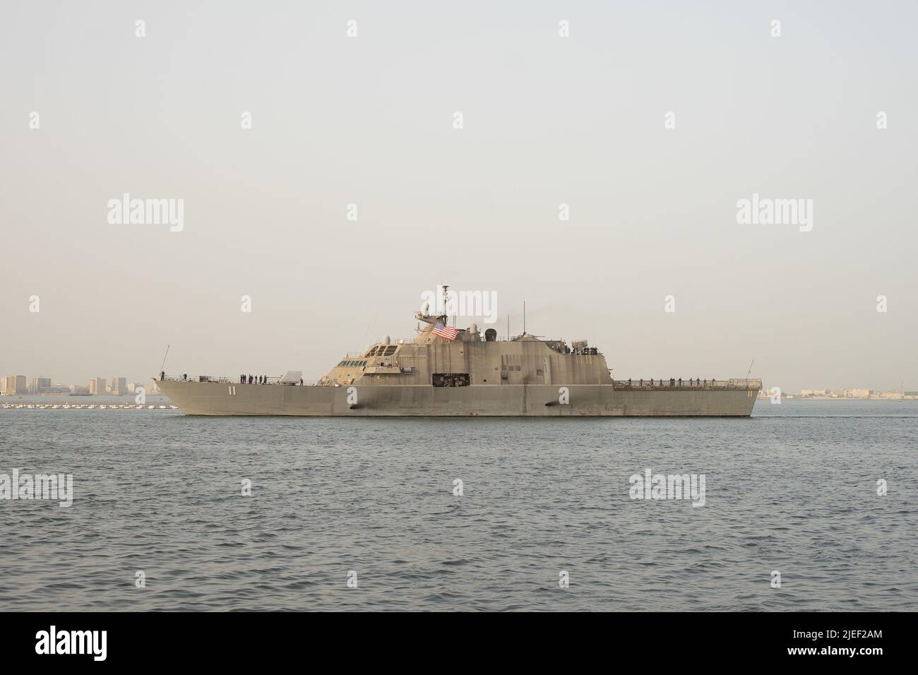 MANAMA, Bahreïn (25 juin 2022) - navire de combat littoral USS Sioux City (LCS 11), arrive à l'activité de soutien naval Bahreïn, 25 juin. Sioux City est déployée dans la zone d'opérations de la flotte américaine 5th afin d'assurer la sécurité et la stabilité maritimes dans la région du Moyen-Orient. (É.-U. Photo de l'armée par le Sgt. Terry Vongsouthi) Banque D'Images