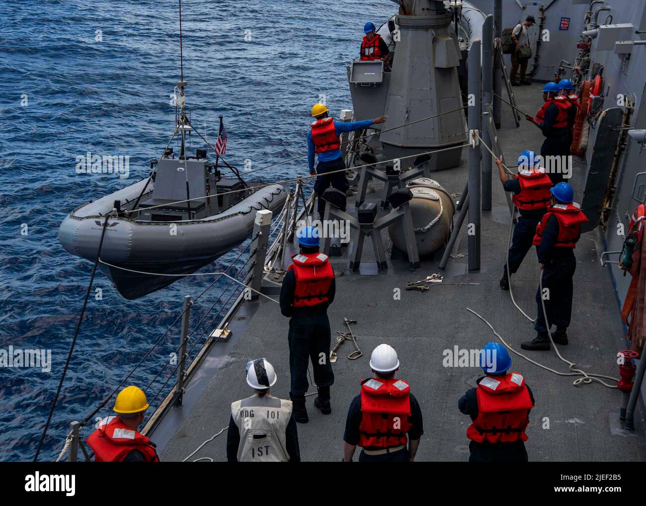 LES marins DE L'OCÉAN PACIFIQUE (23 juin 2022) affectés au destroyer de missile guidé de classe Arleigh Burke USS Gridley (DDG 101), effectuent des opérations de bateau gonflable à coque rigide (RHIB) au cours d'un transfert de personnel. Abraham Lincoln Carrier Strike Group effectue actuellement des opérations de routine dans la flotte américaine 3rd. (É.-U. Navy photo par Mass communication Specialist 2nd Class Colby A. Mothershead) Banque D'Images