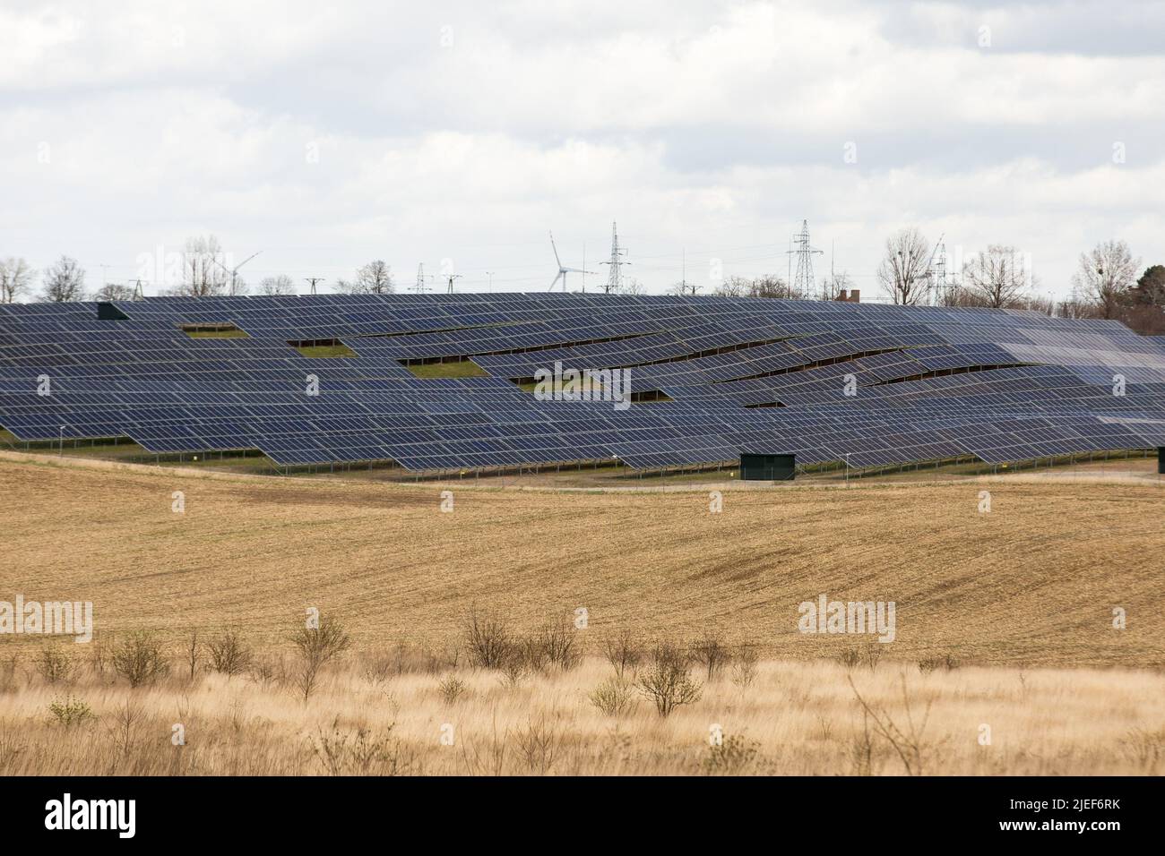 Swiebodzin, Lubusz Voivodeship, Pologne. 8th avril 2022. Centrale photovoltaïque contenant des panneaux solaires vus près de Swiebodzin. Les installations photovoltaïques en Pologne ont battu des records de popularité ces dernières années, tant chez les entrepreneurs que chez les particuliers. Actuellement, la capacité photovoltaïque installée en Pologne est de plus de 9 GW. (Credit image: © Karol Serewis/SOPA Images via ZUMA Press Wire) Banque D'Images