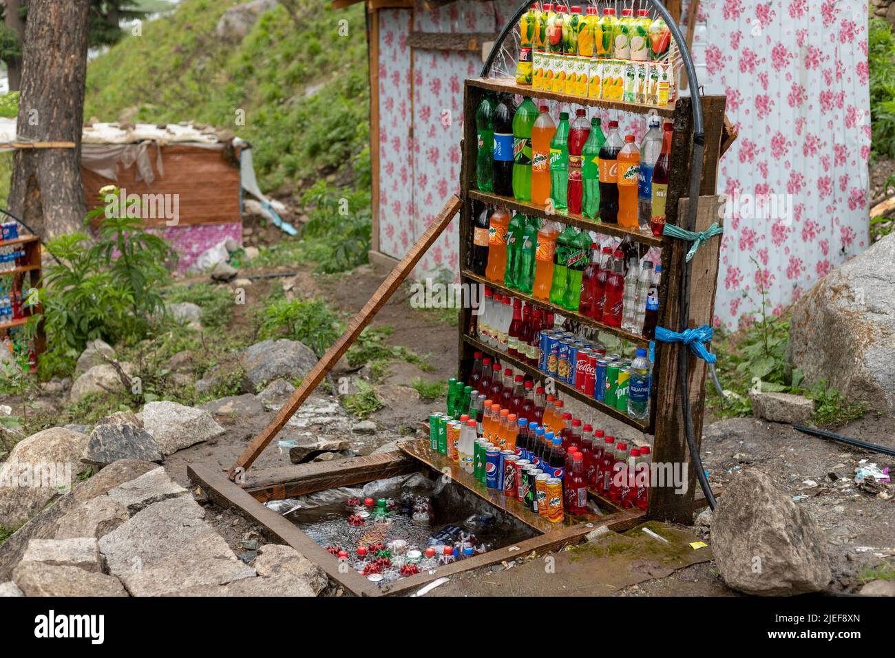 Vallée de KUMRAT, KPK, Pakistan - juin 11, 2022: Les magasins locaux vendant des boissons et des jus sont placés pour se refroidir par l'eau froide naturelle dans la vallée de Kumrat, Pakis Banque D'Images Vallée de KUMRAT, KPK, Pakistan - juin 11, 2022: Les magasins locaux vendant des boissons et des jus sont placés pour se refroidir par l'eau froide naturelle dans la vallée de Kumrat, Pakis Banque D'Images