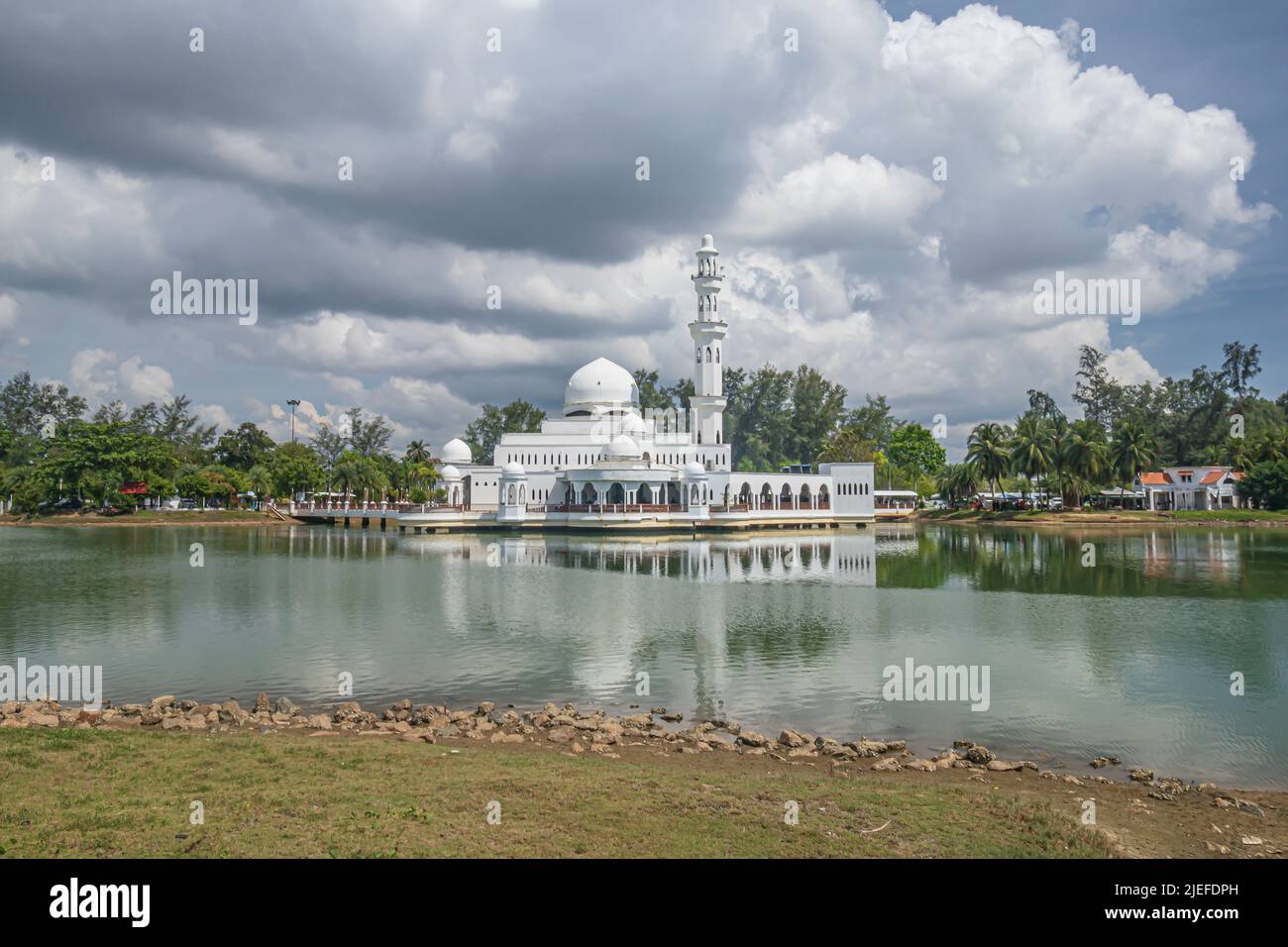 La mosquée flottante de Kuala Ibai se trouvait dans la lagune de l'estuaire avec son reflet dans l'eau sous les nuages à Kuala Ibai à Kuala Terengganu, Malaisie. Banque D'Images