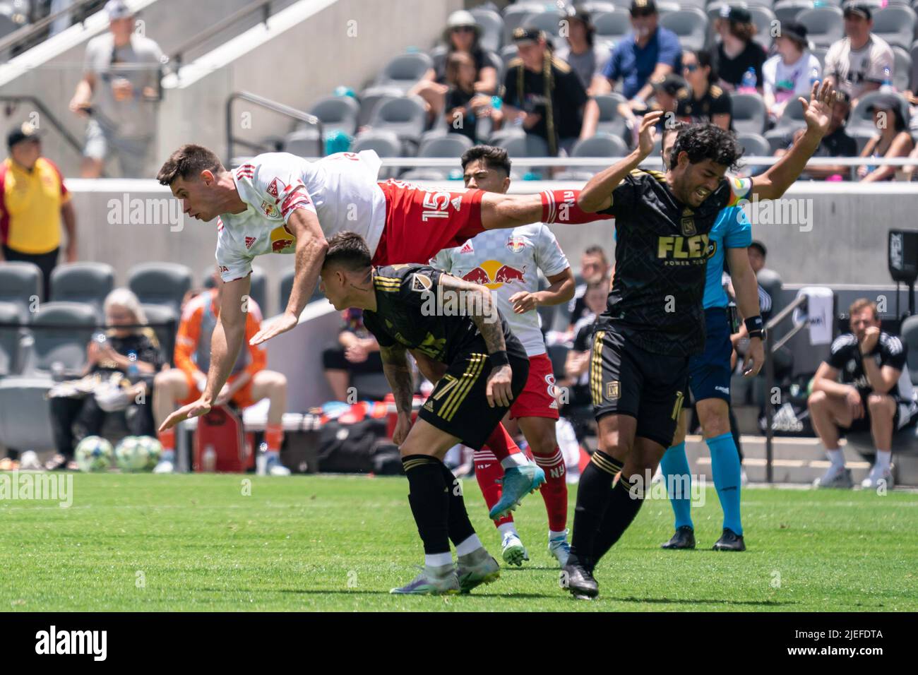 Sean Nealis, défenseur des Red Bulls de New York (15), tombe après avoir remporté un titre contre Carlos Vela (10) et le milieu de terrain Brian Rodrígu Banque D'Images