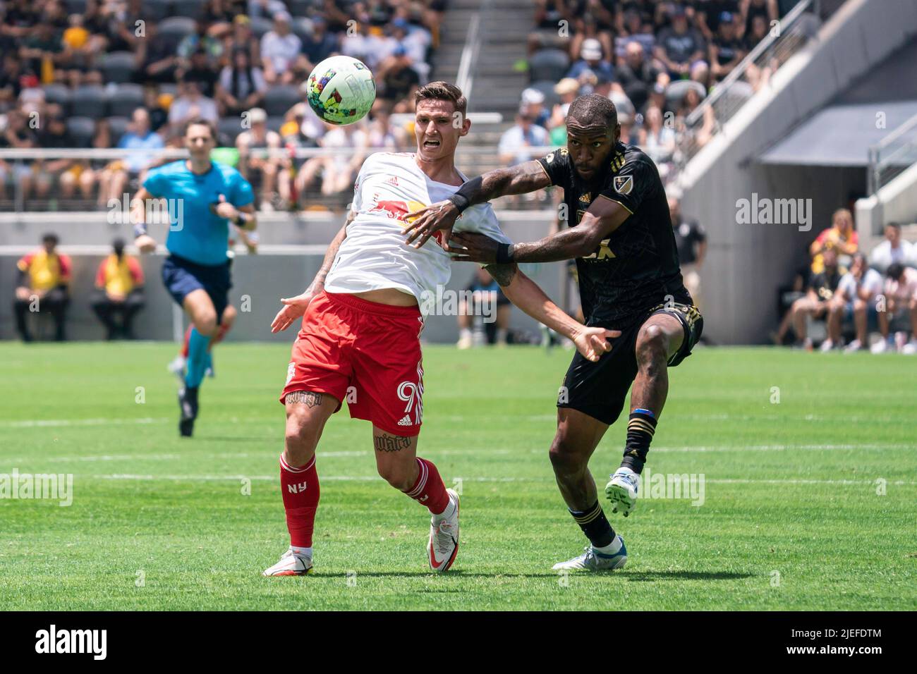 Le défenseur du FC de Los Angeles, Sébastien Ibeagha (25), lutte pour possession contre les Red Bulls de New York, avant Patryk Klimala (9), lors d'un match MLS, dimanche, Banque D'Images