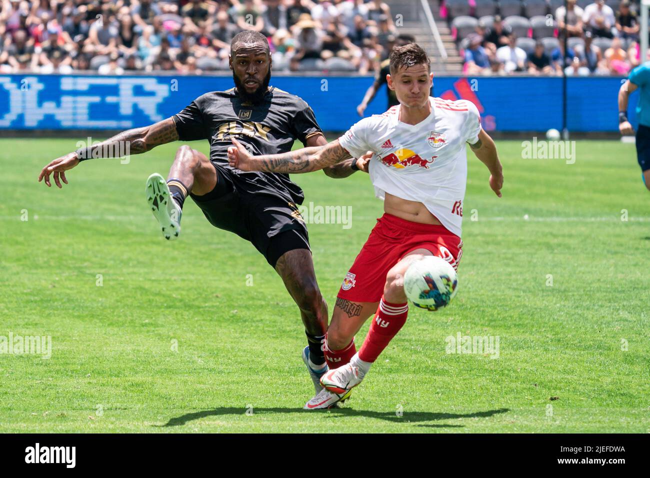 Le défenseur du FC de Los Angeles, Sébastien Ibeagha (25), lutte pour possession contre les Red Bulls de New York, avant Patryk Klimala (9), lors d'un match MLS, dimanche, Banque D'Images