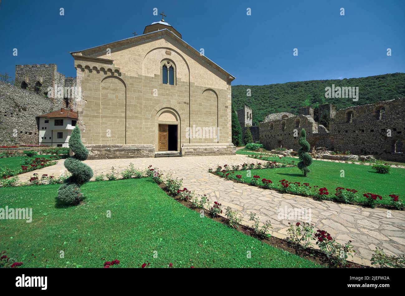 L'église médiévale de la Sainte Trinité dans le monastère de Manasija de l'histoire de la Serbie, elle est entourée de murs et de tours massifs Banque D'Images