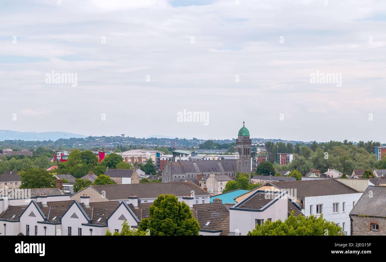 Limerick, Irlande. Magnifique paysage urbain de Limerick au-dessus de la rivière Shannon, vue depuis le château du roi John Banque D'Images