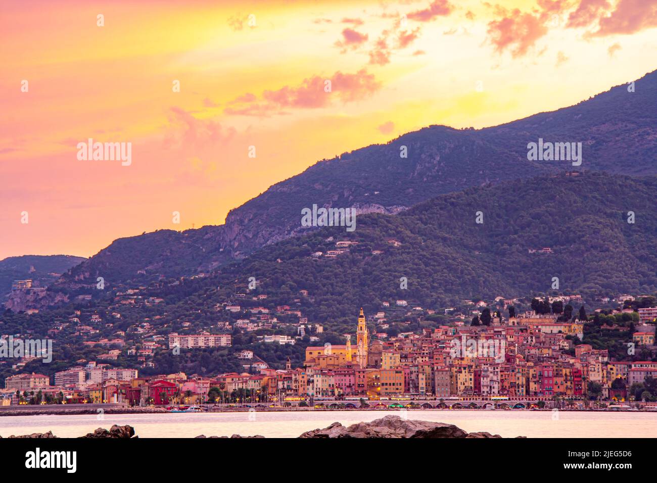 Menton, France, Provence-Alpes, Côte d'Azur. Vue panoramique en soirée de la vieille ville colorée au coucher du soleil en été. Belles maisons dans la partie ancienne de Banque D'Images