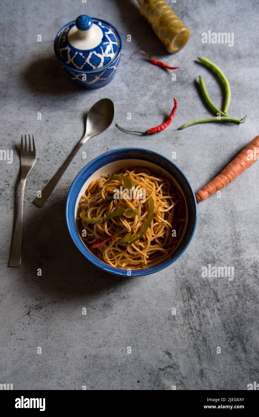 Plats cuisinés nouilles cantonaises dans un bol. Vue de dessus, mise au point sélective. Banque D'Images