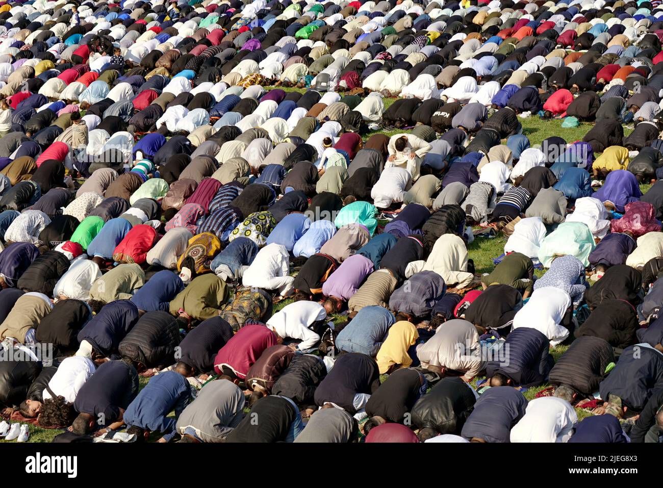 Les musulmans prient pour célébrer la fin du ramadan. Turin, Italie - mai 2022 Banque D'Images