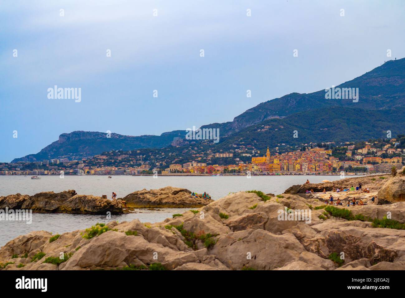 Menton, France, Provence-Alpes, Côte d'Azur. Vue panoramique en soirée sur la vieille ville colorée. Belles maisons dans la vieille Côte d'Azur :août Banque D'Images