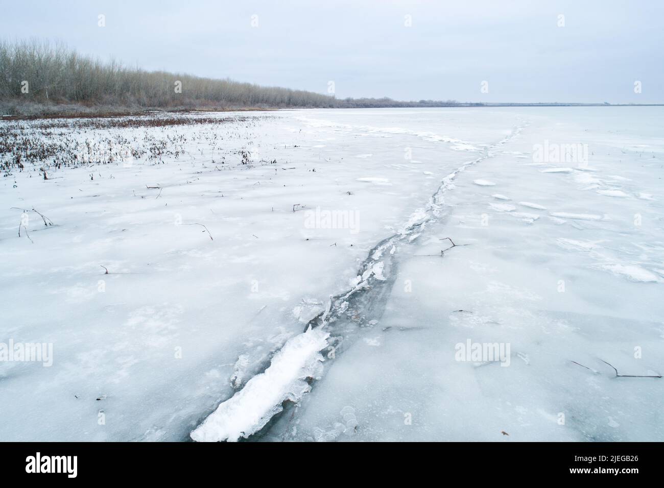 glace fissurée au milieu de l'hiver Banque D'Images