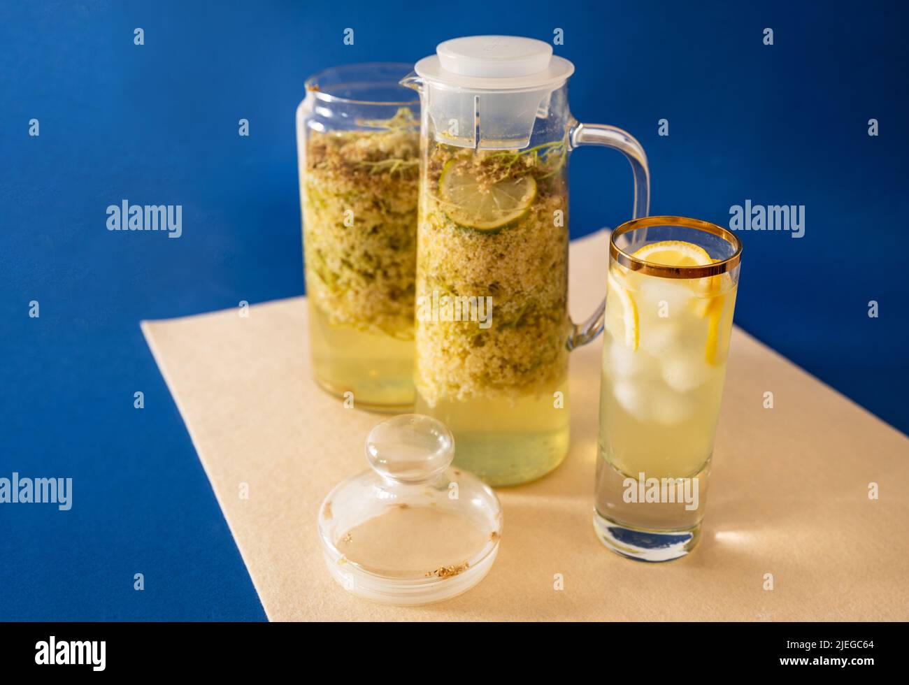 Préparation de la citrup de sureau, lixiviation de la fleur de sureau en deux verres, boire avec de la glace et du citron. Banque D'Images