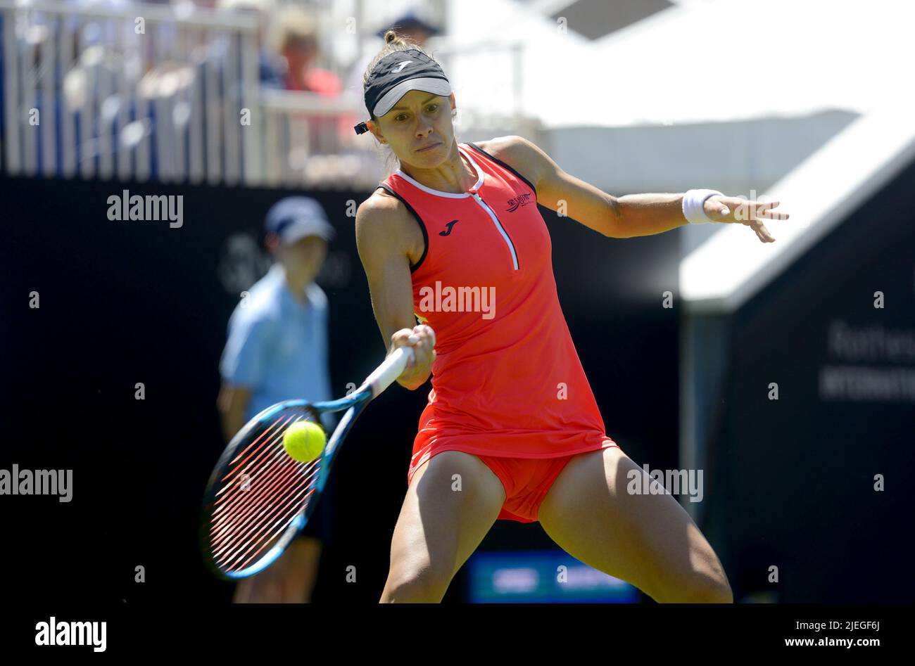 Magda Linette (Pologne) battant Alison Riske (États-Unis) lors de leur deuxième match sur le court central au Rothesay International tennis, Devonshire Park, E Banque D'Images