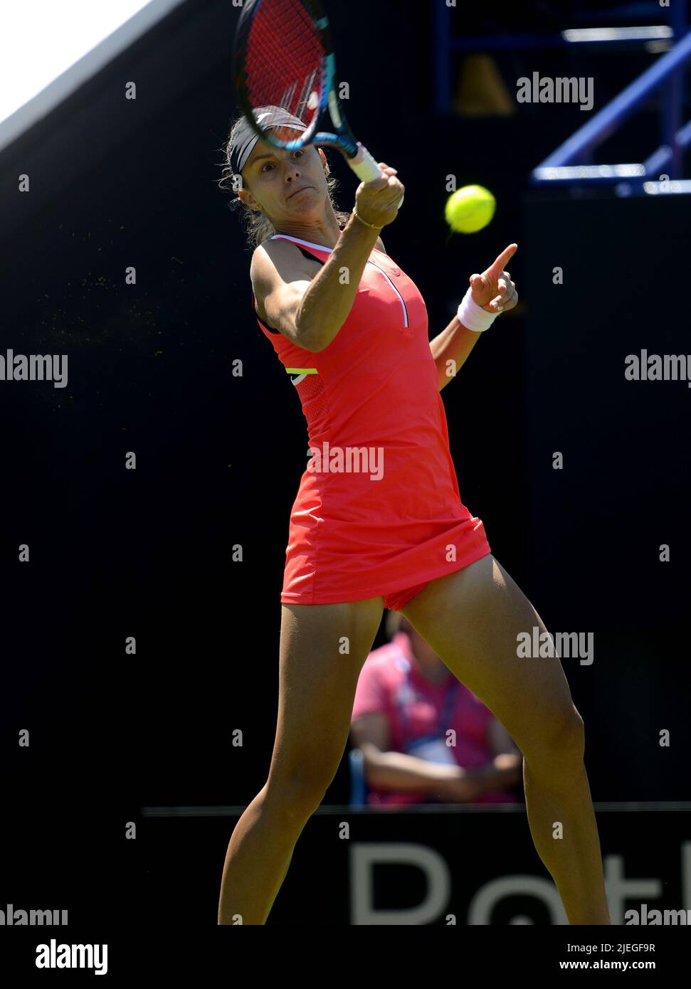 Magda Linette (Pologne) battant Alison Riske (États-Unis) lors de leur deuxième match sur le court central au Rothesay International tennis, Devonshire Park, E Banque D'Images