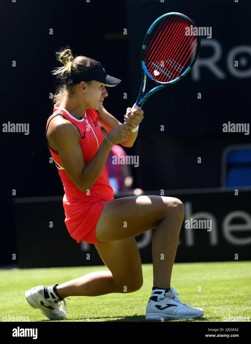 Magda Linette (Pologne) battant Alison Riske (États-Unis) lors de leur deuxième match sur le court central au Rothesay International tennis, Devonshire Park, E Banque D'Images