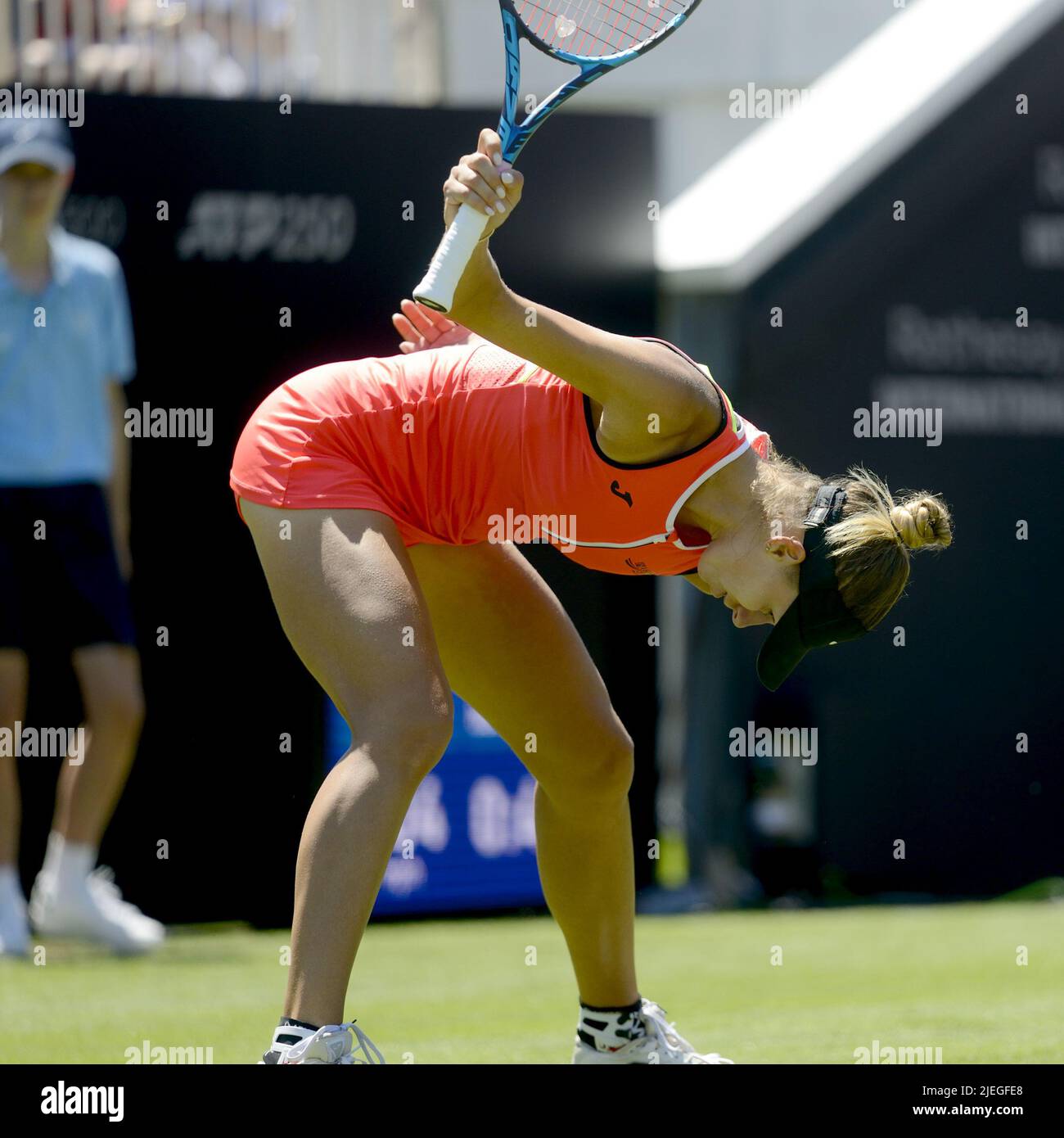 Magda Linette (Pologne) battant Alison Riske (États-Unis) lors de leur deuxième match sur le court central au Rothesay International tennis, Devonshire Park, E Banque D'Images