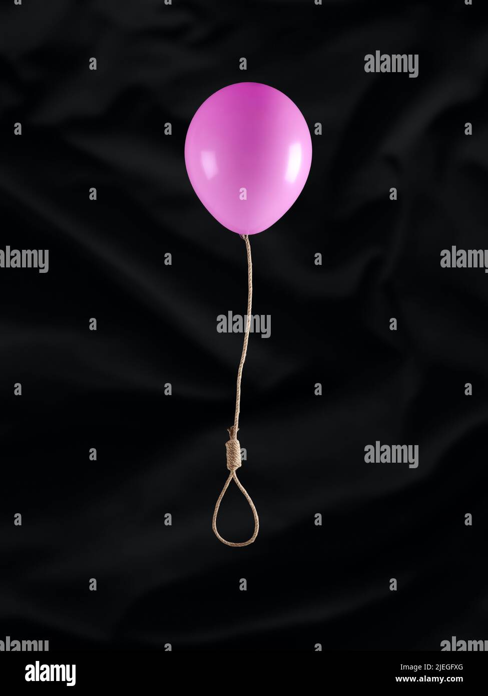 Ballon volant avec cordelette, nœud noué ou pendu sur fond noir. Abstrait créatif émotionnel concept de suicide Banque D'Images