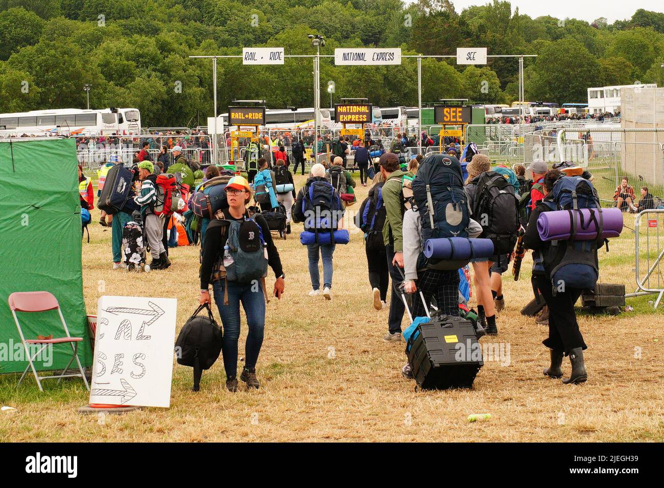 Les amateurs de festival quittent la ferme digne de Somerset après le festival de Glastonbury. Date de la photo: Lundi 27 juin 2022. Banque D'Images