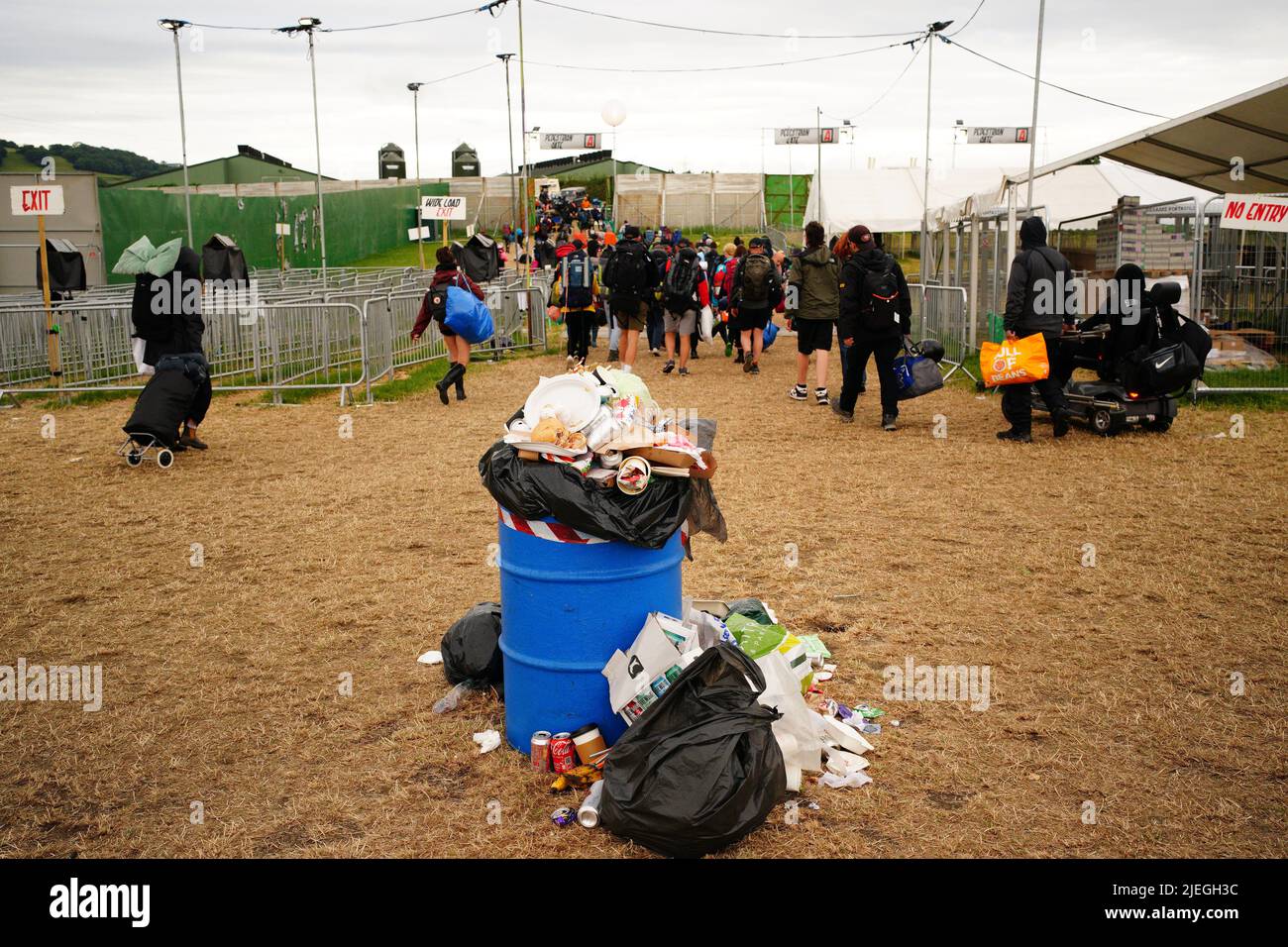 Les amateurs de festival quittent la ferme digne de Somerset après le festival de Glastonbury. Date de la photo: Lundi 27 juin 2022. Banque D'Images