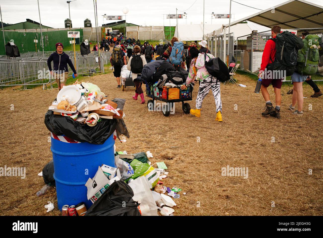 Les amateurs de festival quittent la ferme digne de Somerset après le festival de Glastonbury. Date de la photo: Lundi 27 juin 2022. Banque D'Images