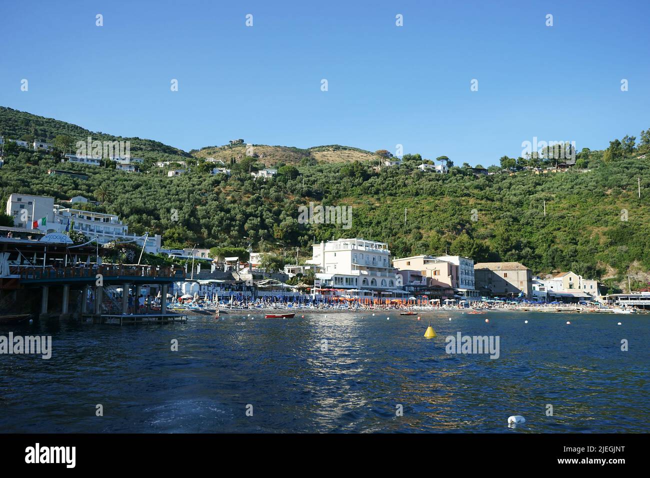 Nerano - Massa Lubrense, plage et restaurant Lo Scoglio, Sorrento Peninsula, Naples, Italie Banque D'Images