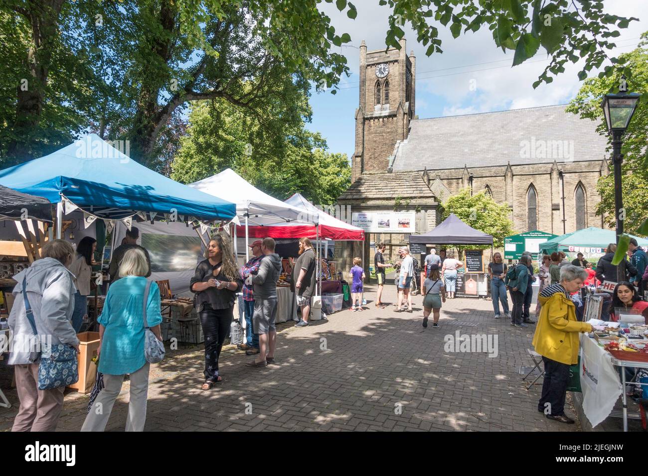 Les gens magasinent au marché artisanal près de l'église St John's à Heaton Mersey, Grand Manchester, Angleterre, Royaume-Uni Banque D'Images