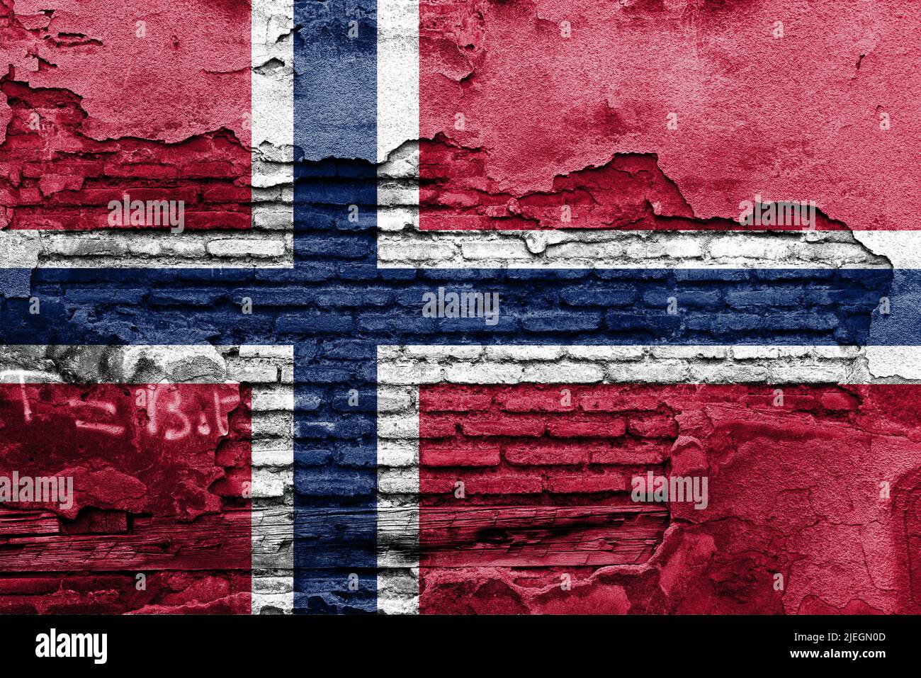 Le drapeau national de la Norvège est rouge avec une croix scandinave bleu marine fimbriée en blanc qui s'étend jusqu'aux bords du drapeau; la partie verticale de Banque D'Images