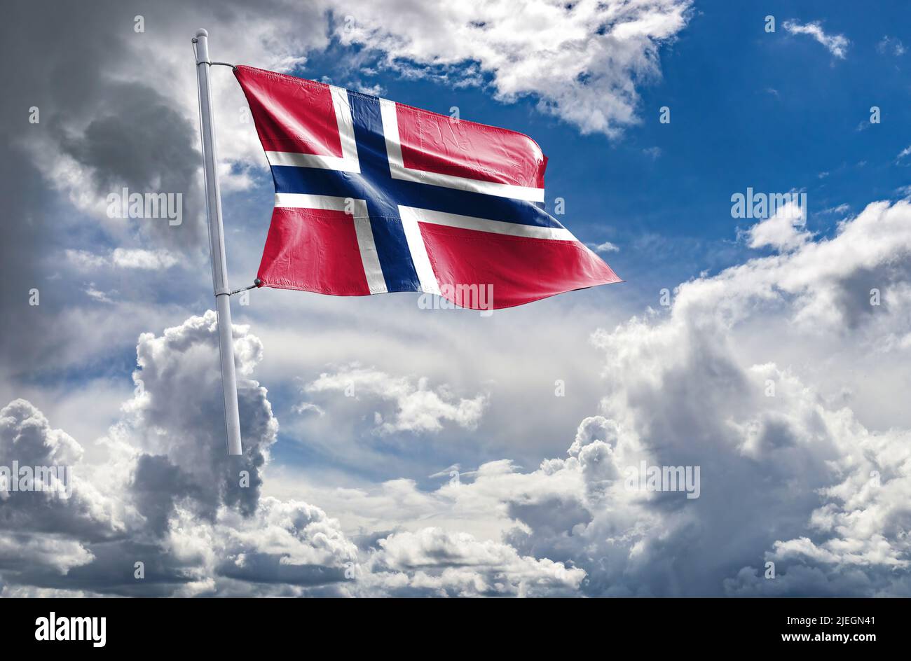 Le drapeau national de la Norvège est rouge avec une croix scandinave bleu marine fimbriée en blanc qui s'étend jusqu'aux bords du drapeau; la partie verticale de Banque D'Images