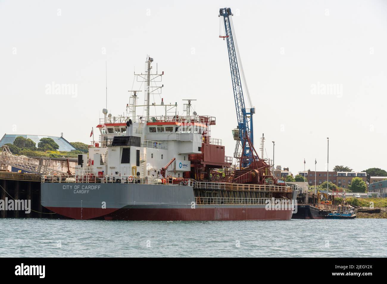 Falmouth, Cornouailles, Angleterre, Royaume-Uni. 2022. Le navire ville de Cardiff une trémie aspirante traînante drague à côté dans le port de Falmouth, Royaume-Uni. Banque D'Images