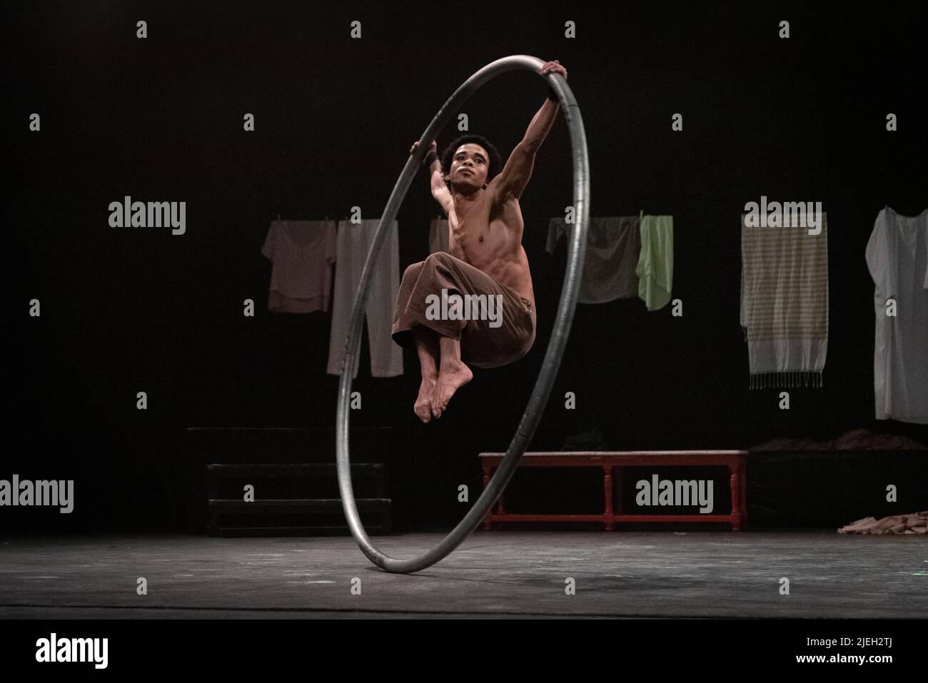 Jacobus Claassen, du Cirque Zip Zap, se produit dans le spectacle Moya au Festival national des Arts de Makhanda, Afrique du Sud 25 juin 2022. Banque D'Images