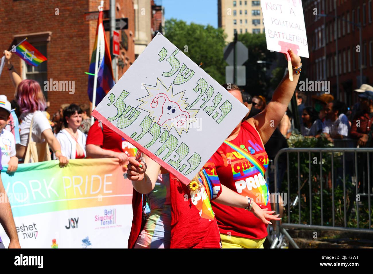 New York, 26 juin 2022. Une personne tient un panneau de protestation הבחירה שלי גוּף שלי mon corps mon choix à NYC Pride quelques jours après le renversement de Roe / Wade Banque D'Images