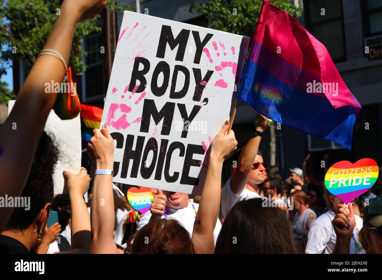 New York, Etats-Unis, 26 juin 2022. Une personne tient un panneau, 'mon corps mon choix' à NYC Pride quelques jours après le renversement de Roe c. Wade. Banque D'Images
