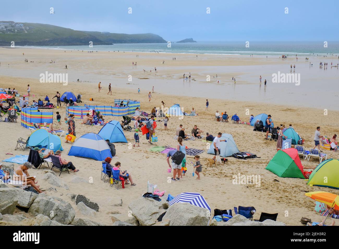Lors de l'un des jours les plus chauds de l'année dans les vacanciers britanniques sur Fistral Beach ont profité de la chaleur du soleil brumeux et de la brise de mer fraîche sur t Banque D'Images