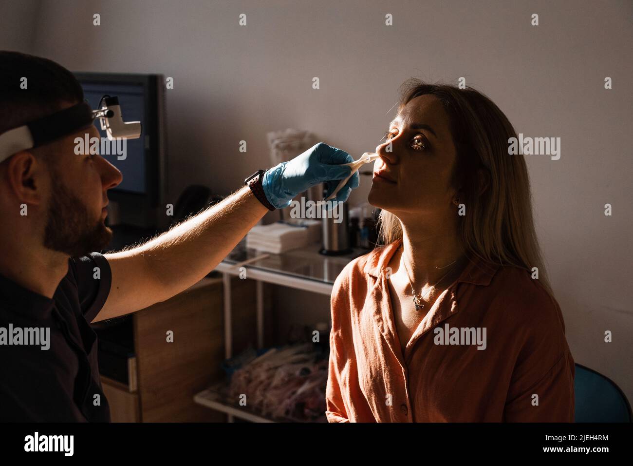 Rhinoscopie du nez de la femme. Consultation avec le médecin. L'otolaryngologiste examine le nez de la jeune fille avant la procédure d'endoscopie du nez Banque D'Images