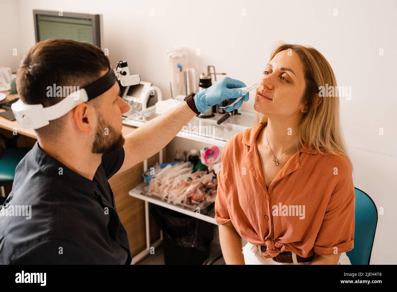 Rhinoscopie du nez de la femme. Consultation avec le médecin. L'otolaryngologiste examine le nez de la jeune fille avant la procédure d'endoscopie du nez Banque D'Images