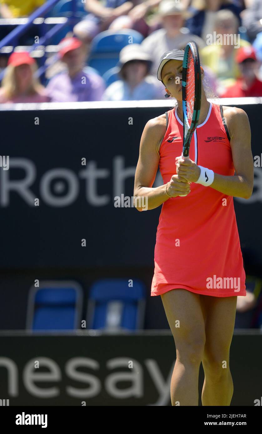 Magda Linette (Pologne) battant Alison Riske (États-Unis) lors de leur deuxième match sur le court central au Rothesay International tennis, Devonshire Park, E Banque D'Images