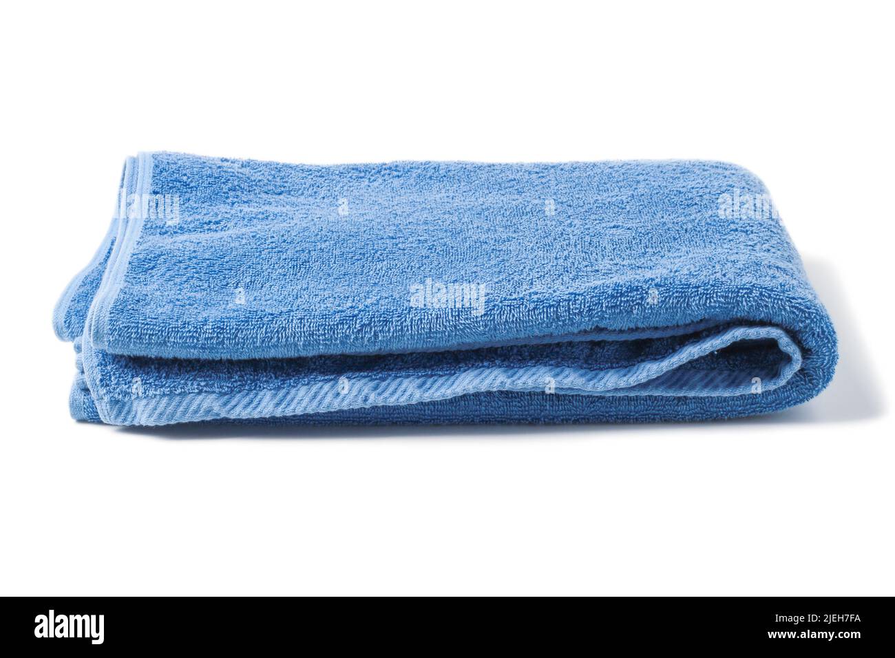 Serviette de bain en éponge bleue pliée isolée sur blanc Banque D'Images